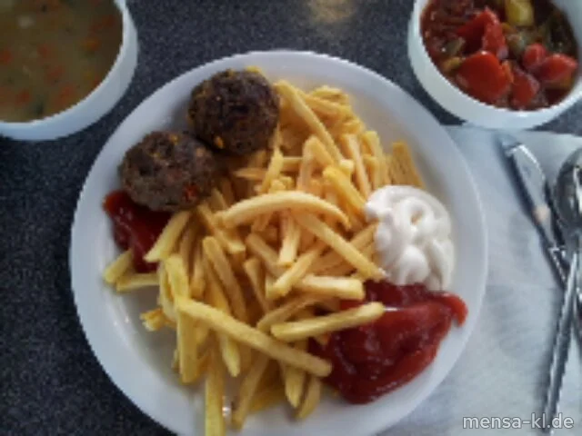 Köfta (Rinderhacksteak mit Gemüse und Feta) (R), Pommes frites und frisches Paprikagemüse