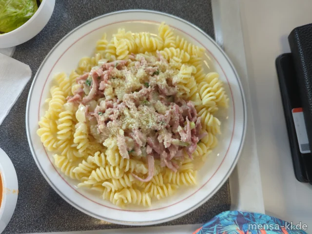 Schinken-Sahnes-Nudeln (2,3,8,Gl,La,S), geriebener Hartkäse (Ei,La) und Salat
