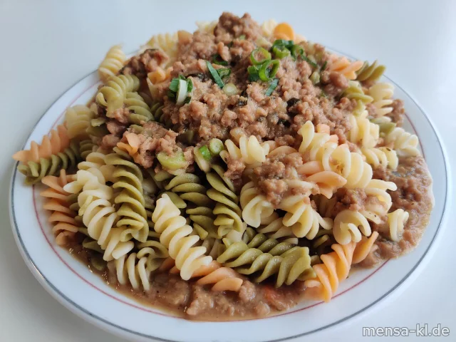 Penne mit Haschee nach Omas Art (1,Gl,So), dazu einen Beilagensalat nach Wahl