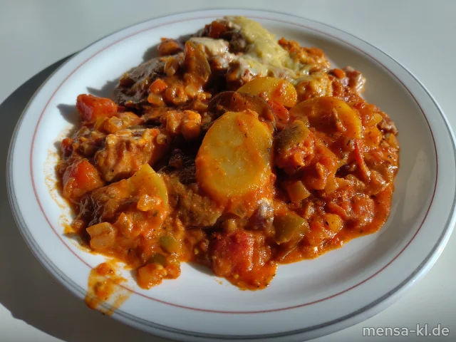 Moussaka mit Kartoffeln, Auberginen und Paprika (1,Gl,So), dazu ein Beilagensalat nach Wahl