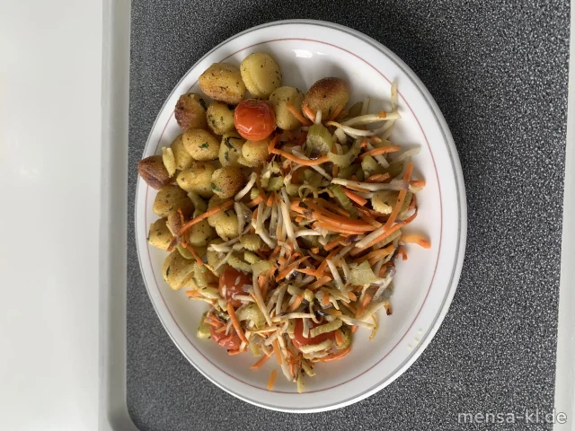 Gestifteltes Ofengemüse mit glasierten Tomaten auf Kräuter-Gnocchi (3,Gl,Sl), dazu Salat