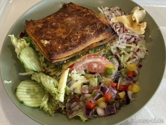 Gemüselasagne (Gl,Ei,La,Sl), dazu ein kleiner italienischer Salat mit Gouda, Eier, Tomaten und Blattsalat (Ei,La)