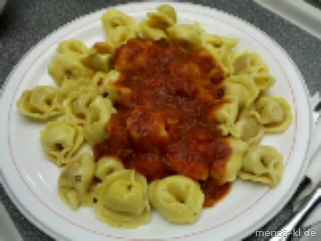 Tortellini mit Rindfleischfüllung (R), Tomatensugo und Salat