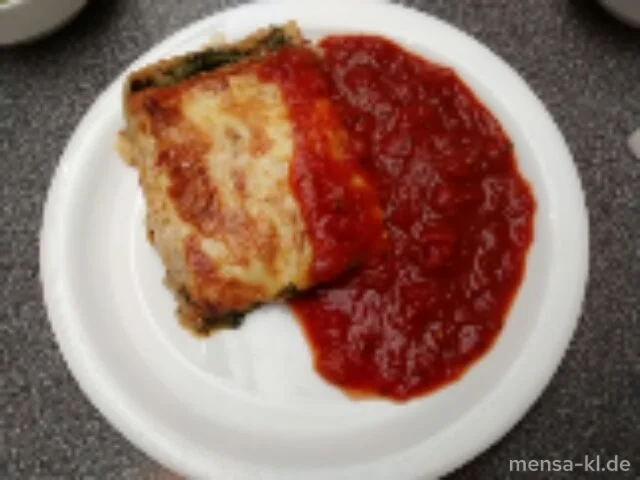 Lasagne mit Gemüsefüllung (V), Tomatensugo (V) und Salat (V)