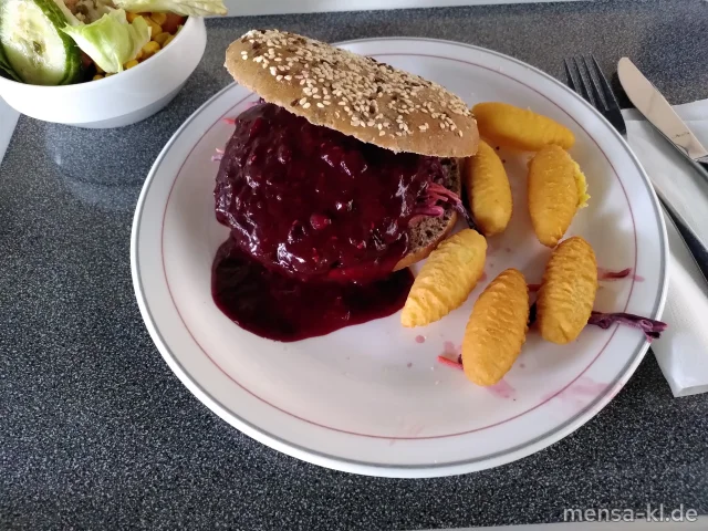Hirschburger (R,W) mit Waldbeeren-Waldhonig-Chutney und Rotkohlslaw (1,9,Gl,Ei,La,Sf) im Mehrkorn-Burgerbrötchen, dazu Zapfenkroketten und ein Beilagensalat nach Wahl