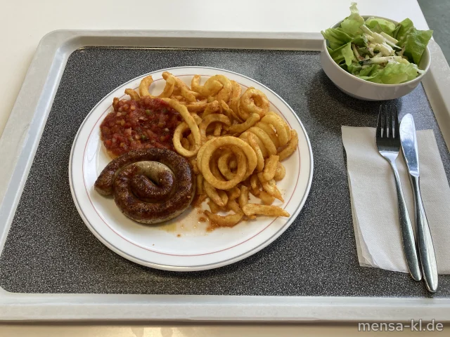 KIKOK Hähnchenbratwurstschnecke (3,Sf,G) mit Paprikasalsa (Sl) und Twisterpommes (Gl), dazu einen Beilagensalat nach Wahl