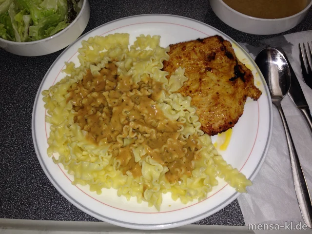 Truthahnsteak (G) mit Kräuter-Rahmsoße (Gl,La,Sf), Eiernudeln (1,Gl,Ei) und Salat