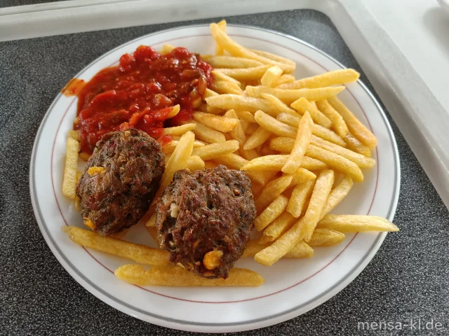 Zwei Köfta (Rinderhacksteak mit Gemüse und Hirtenkäse) (Gl,Ei,La,R) mit Pusztasoße (9,Gl,Sl), Pommes frites und Salat