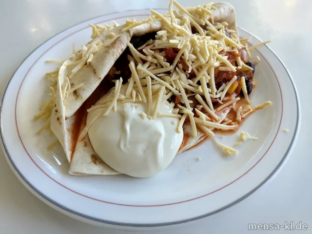 Burrito Tortilla gefüllt mit Bohnen, Paprika, Karotten, Mais und Zucchini (1,2,Gl,Sf), geriebenem veganem Käse (1, Sour Cream-Dip (Gl,Nu,Sf) und Salat