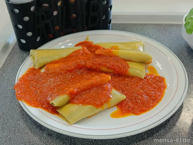 Canneloni mit Spinat und Ricotta gefüllt (Gl,Ei,La) in fruchtigem Tomatensugo (Gl), dazu Salat (1,Sf)