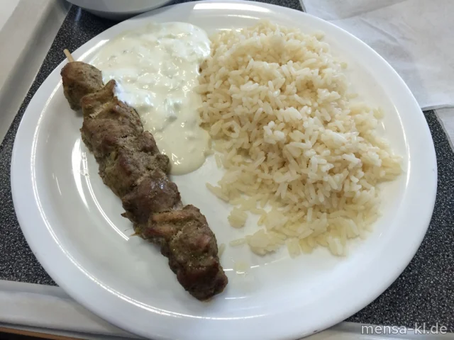 Schweinefleisch-Spieß "Gyros Art" (S) mit Tzatziki (9,Gl,Ei,La,So), Reis und Salat
