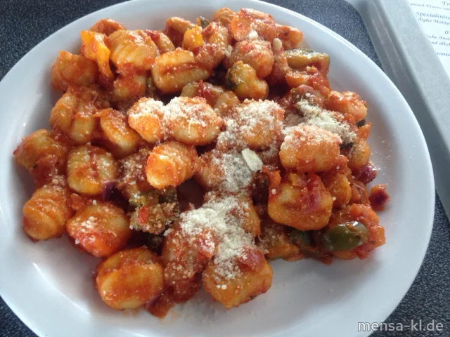Italienische Gnocchipfanne (V) mit Zucchini (V), Paprika (V), Zwiebeln (V), Tomaten (V) und Grana Padano (2,V), dazu Salat (V)