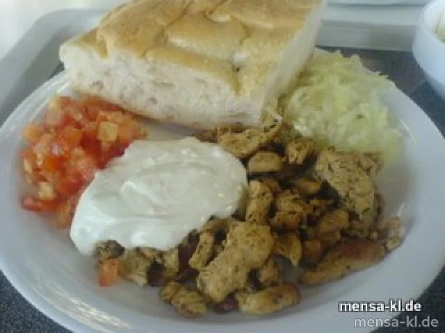Pfannengyros (Pute) mit Tomaten und Zwiebeln, Knoblauch-Joghurtsoße (1), Pita und Krautsalat