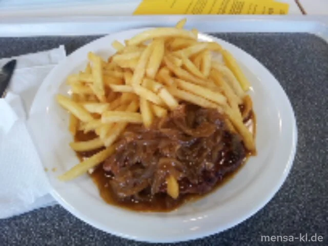 Holzfällersteak vom Schweinekamm mit Schmorzwiebelsoße und Pommes-Frites