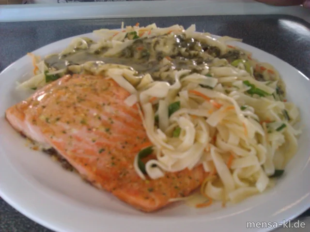 Frisches Lachsfilet mit Spinatsoße und Gemüse-Tagliatelle