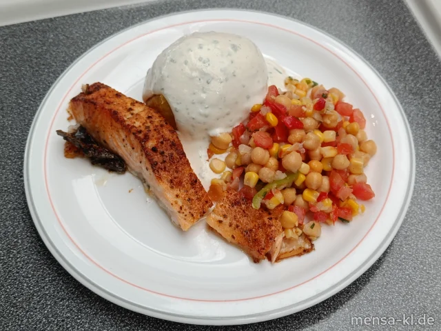 Frisches Lachsfilet (Fi,Gl), dazu eine große Ofenkartoffel, Kräuterquark (La) und Tomaten-Kichererbsensalat