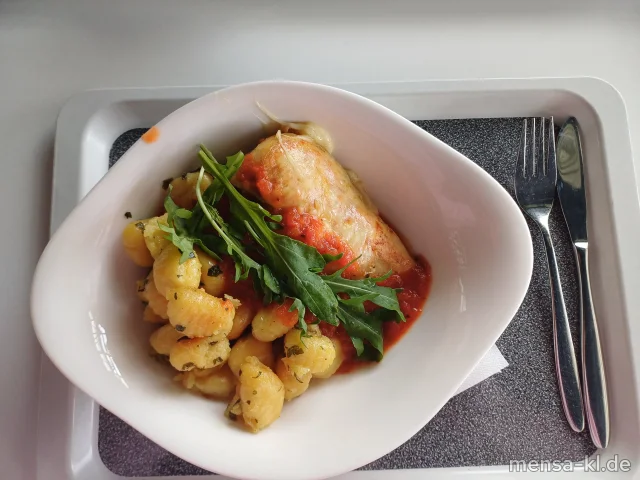 Hähnchenbrust mit Mozzarella überbacken (La,G), Tomatensugo, Kräuter-Gnocchi (Gl) und Rucola