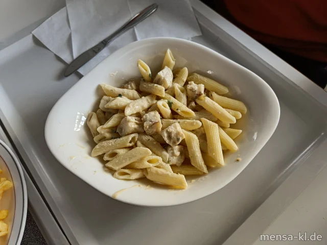 Wildlachswürfel (Fi) mit Frischkäsesoße (2,Gl,La) und Penne Rigate (Gl)