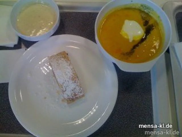 Terrine frische Kürbisrahmsuppe (V), dazu Apfelstrudel mit Vanillesoße