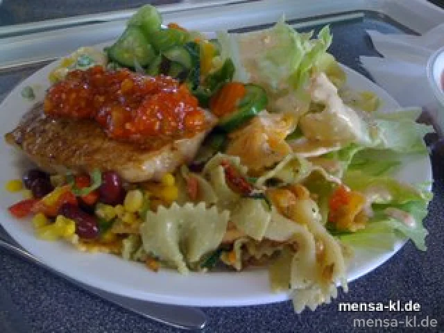 Schweinerückensteak mit Paprika-Salsa, dazu nach Herzenslust sommerfrischer Salat vom Büfett
