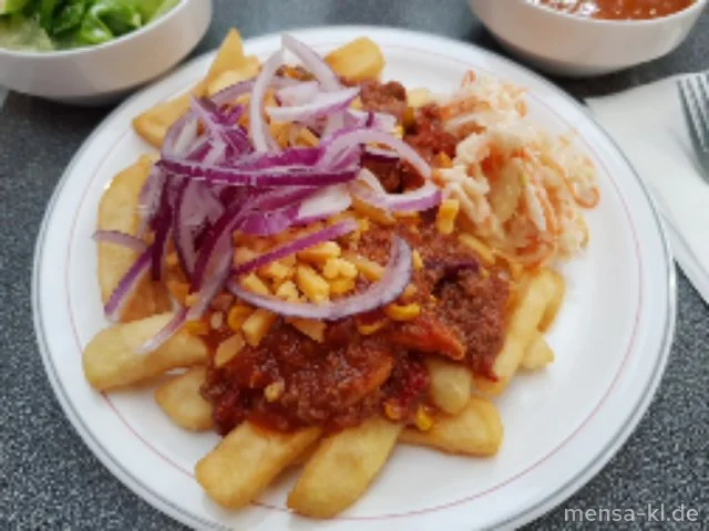 "Chili Cheese Fritten": Große Portion Steakhouse-Fries mit hausgemachtem Chili con Carne (Gl,La,Sl,So,R), geriebenem Cheddar (La), roten Zwiebeln und "Coleslaw" (1,5,Ei,La,Sw,So), dazu Salat