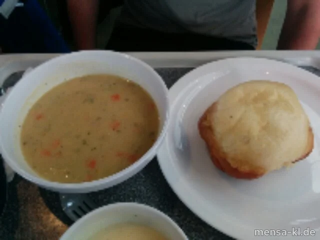 Kartoffelsuppe (V), dazu eine große Dampfnudel (V) mit Vanillesoße (V)