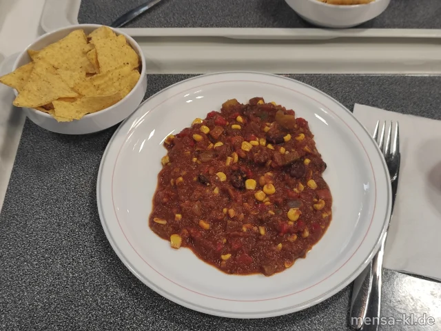Chili Tex-Mex mit Paprika, Kidneybohnen und Mais (1,2,Sf), dazu Tortilla-Chips und Eisbergsalat mit Koriander-Dressing