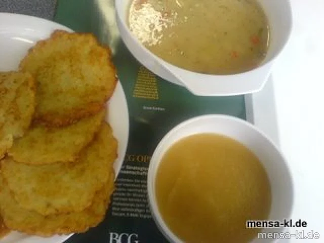 Kartoffel-Gemüse-Suppe (V), dazu fünf Kartoffelpuffer mit Apfelmus (3)