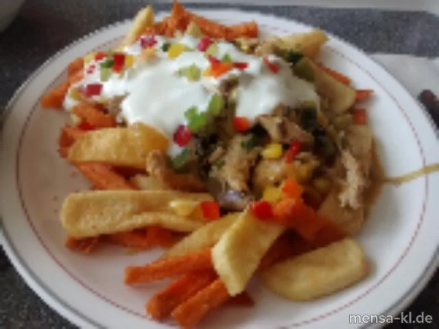 "Poutine": Große Portion Steakhouse-Fries und Sweet Potato-Fries (1), dazu thailändische Gemüsepfanne mit Putenstreifen (1,Gl,Sf,Se,So,G), bunter Paprika, Limettenfrischkäsesoße (La) und Salat