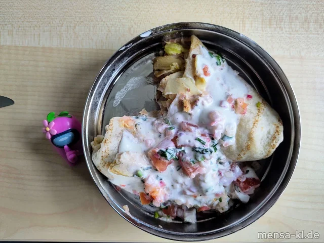 Weizenwrap (Gl) gefüllt mit Hähnchenbrust, Pico de gallo, Bohnenmus, Eisbergsalat (9,G) und Sauerrahm-Dip (La)