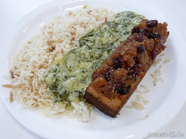 Tofu mit einer Cranberry-Sesamkruste (3,Gl,Se,So,V), Spinat-Birnen-Soße (Gl,La,V), Mandel-Reis (Nu,V) und Blattsalate mit Avocado-Himbeer-Dressing (1,5,Sw,V)