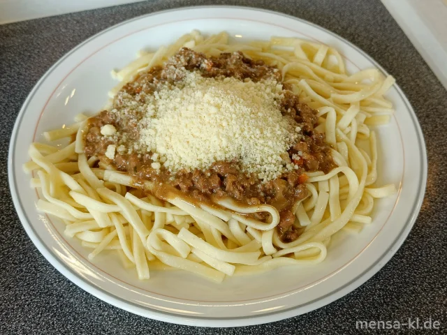 Helle Rinderbolognese mit Wurzelgemüse (La,Sl,Sf,R), Bandnudeln (1,Gl,Ei) und geriebener Hartkäse (Ei,La), dazu Salat