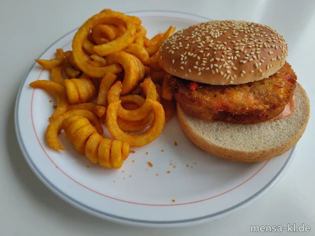 Sunny veggie Burger (Gl,Sf) im Burger-Bun (Gl,Se), dazu Twisterpommes (Gl) und Zucchini-Karottensalat (Gl,Nu,Sf)