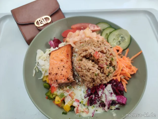 Bowl mit Blattsalat, Paprika, Tomaten, Gurkensalat (1,5,Sw,Sl,Sf), Karottensalat (Gl,Nu,Sf), Krautsalat (1,5,Gl,Nu,Sw,Sl,Sf), Bulgursalat (3,Gl,Sl), Kartoffelsalat (Sf) und Lachs mit Dip (Fi,Gl,Nu,Sf), dazu ein Kräuter-Dressing (5,Gl,Nu,Sw,Sf,So)