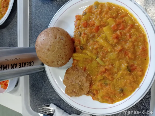Spargel-Süßkartoffel-Curry (Sf,Se) mit Tomaten-Kichererbsen-Dip (Sf,Se), dazu ein Dinkel-Kürbiskernbrötchen (Gl) und Karottensalat (1,5,Sw,Sf)