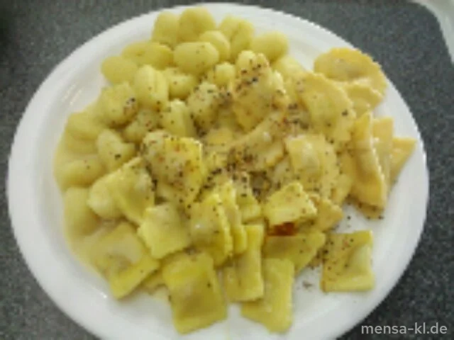 "Combinazione": Ravioli Pommodori (V), Cappellini (V) und Gnocchi (V), dazu bunter-Pfeffer-Soße (V) und Salat (V)
