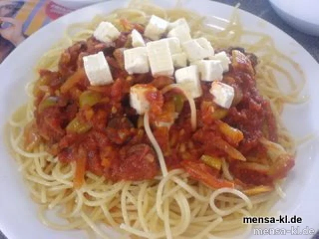 Spaghetti "Mediterrane" (V) mit Oliven (6), Peperoni und Zwiebeln in Tomatensoße, gewürfelter Feta und Salat