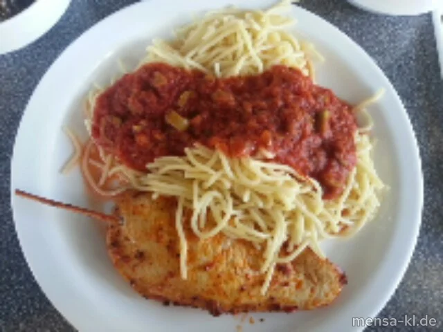 Gebratener Hähnchenspieß (G) mit Tomaten-Oliven-Soße und Spaghetti, dazu Salat