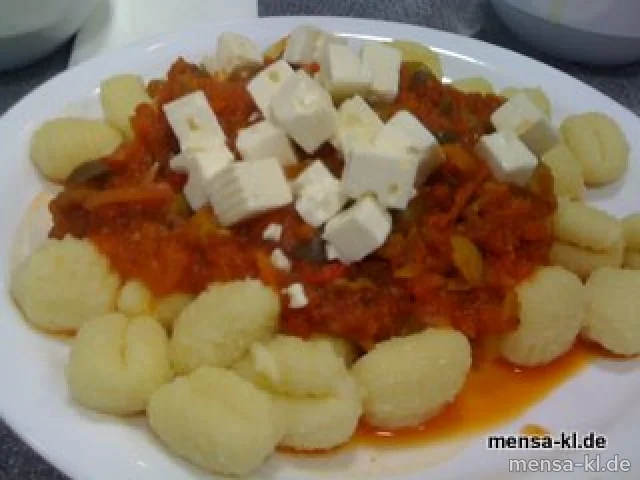 Gnocchi (V) "Mediterrane" mit Oliven (6), Peperoni und Zwiebeln in Tomatensoße, gewürfelter Hirtenkäse und Salat