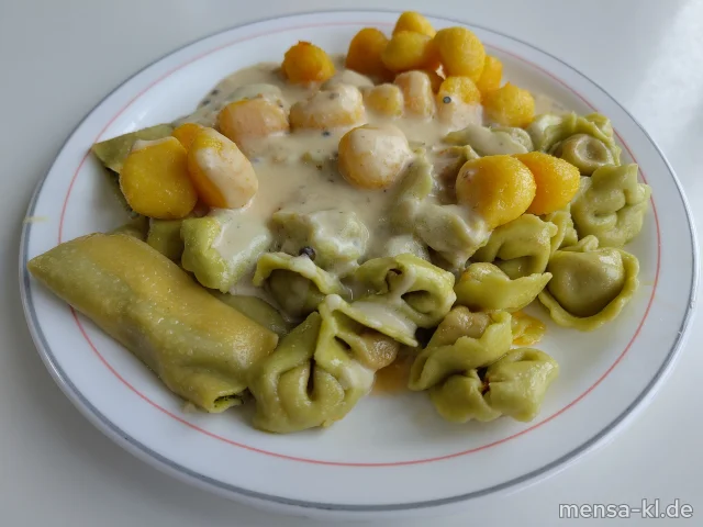 "Combinazione": Cannelloni mit Ricotta-Spinatfüllung (1,Gl,Ei,La), Tortellini mit Gemüsefüllung (1,Gl,Sl) und Gnocchi (Gl,Ei), dazu bunter-Pfeffer-Soße (Gl,La) und Salat