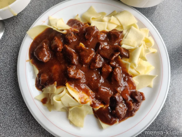 Rindersaftgulasch (R) mit Eierspätzle (Gl,Ei) und Salat