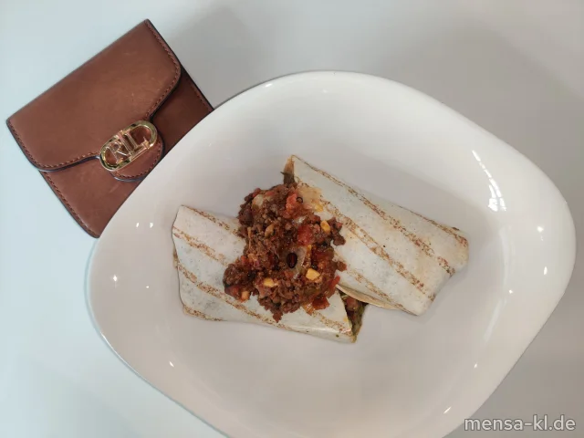 Weizenwrap (Gl) gefüllt mit Rindhackfleisch, Eisbergsalat, Cheddar-Käse und Guacamole (1,La,R), dazu eine hausgemachte Wassermelonen-Salsa (1,5,Sw)
