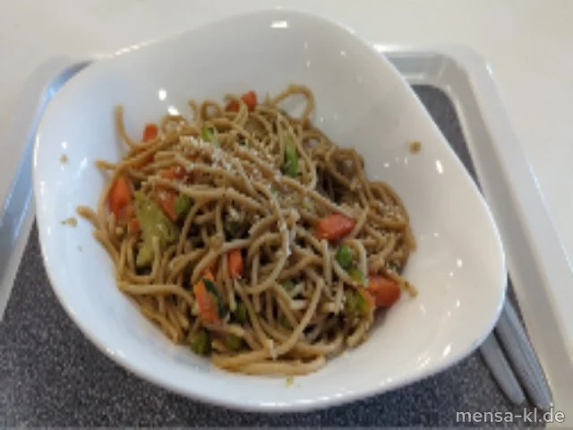 Vollkornspaghetti Teriyaki mit Sojasoße, Reiswein, Erbsen (1,Gl,So,A), Brokkoli, Möhren und geröstetem Sesam (Se)