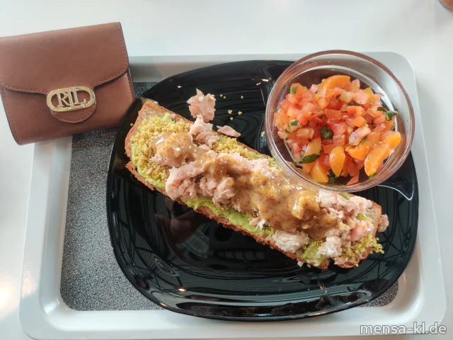 Geröstetes Dinkelbrot belegt (Gl) mit Guacamole, Taboulé, (Gl,La) wahlweise Feta und Mandeln (Nu,La) oder gezupfter Lachs mit Honig-Senf-Soße (Fi), dazu einen Aprikosen-Tomatensalat