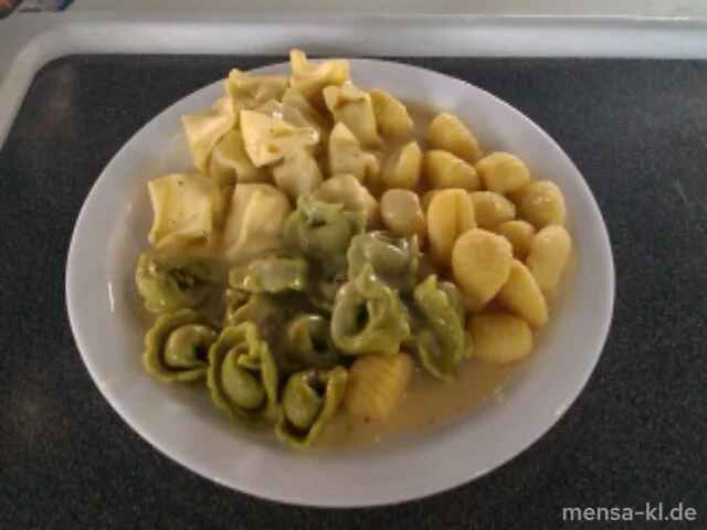 "Combinazione": Fagottini Pomodori (V), Tortellini mit Gemüsefüllung (V) und Gnocchi (V), dazu bunter-Pfeffer-Soße (V) und Salat (V)