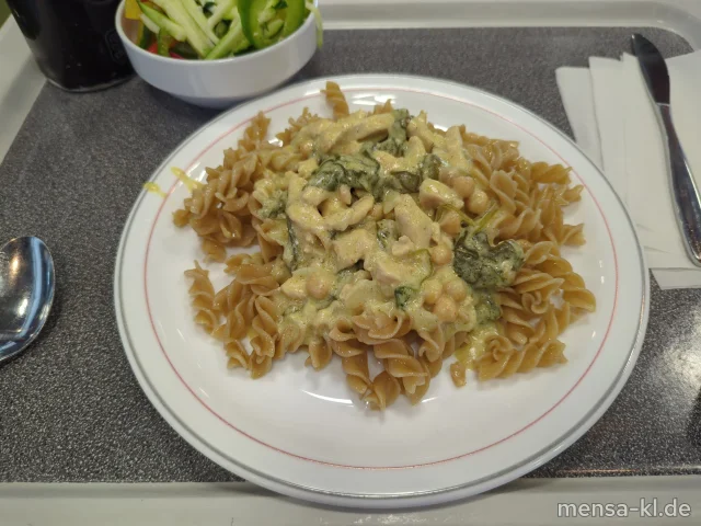 Cremiges Hähnchencurry mit Kichererbsen und Babyspinat (Gl,Sf,G), Vollkorn-Fusilli (Gl), dazu einen Beilagensalat nach Wahl