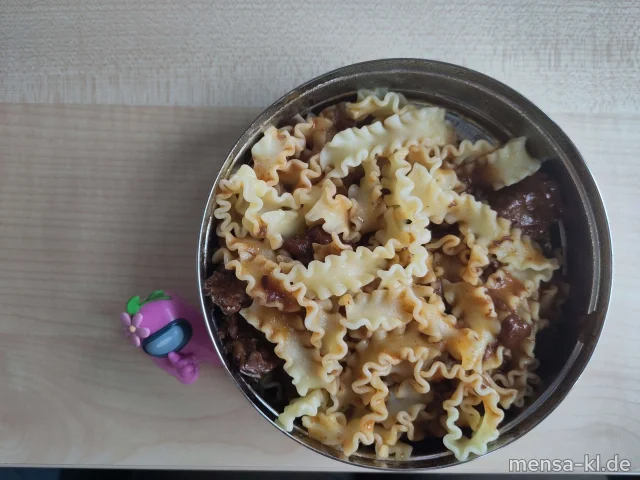 Rindersaftgulasch (R) mit Eiernudeln (Gl,Ei) und Salat