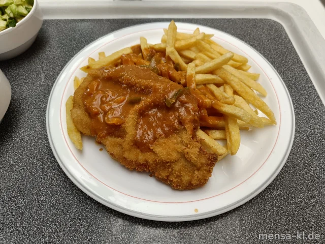 Paniertes Schweineschnitzel (Gl,S) mit Paprikarahmsoße (Gl,La), Pommes frites und Salat