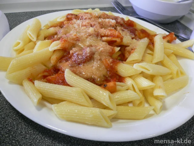 Große Portion Penne Rigate (V) mit Tomatensugo, Grana Padano (2) und Salat