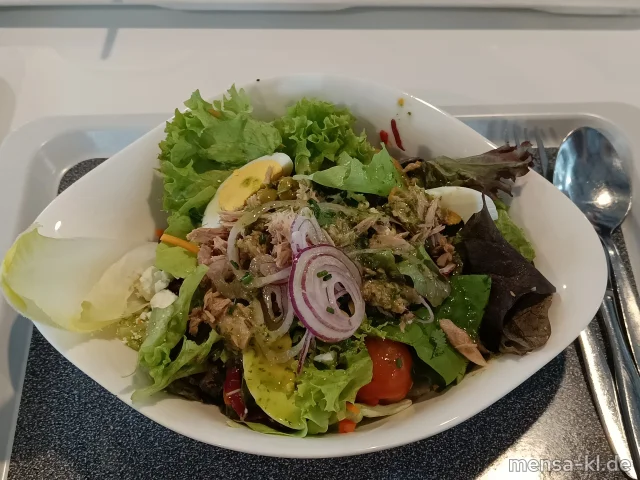 Nizza-Salat mit Oliven, Eiern, Thunfisch, Paprika, Zwiebeln und Schafskäse (3,Fi,Ei,La,Sf,So)